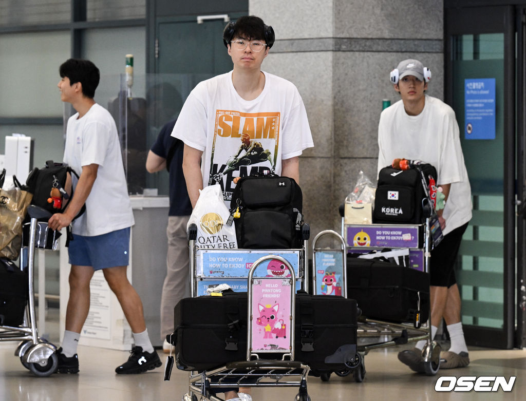 한국 남자 농구 대표팀 이현중, 여준석, 박지훈이 2025 국제농구연맹(FIBA) 아시아컵을 마치고 16일 인천공항을 통해 귀국했다.안준호 감독이 이끄는 한국 남자 농구 대표팀은 지난 14일 (한국시간) 사우디아라비아 제다의 킹 압둘라 스포츠 시티에서 열린 2025년 국제농구연맹(FIBA) 아시아컵 8강전에서 중국에 71-79로 패하며 4강 진출에 실패했다.이현중을 비롯하 농구 대표팀 박지훈, 여준석이 입국장을 나서고 있다. 2025.08.16 /cej@osen.co.kr