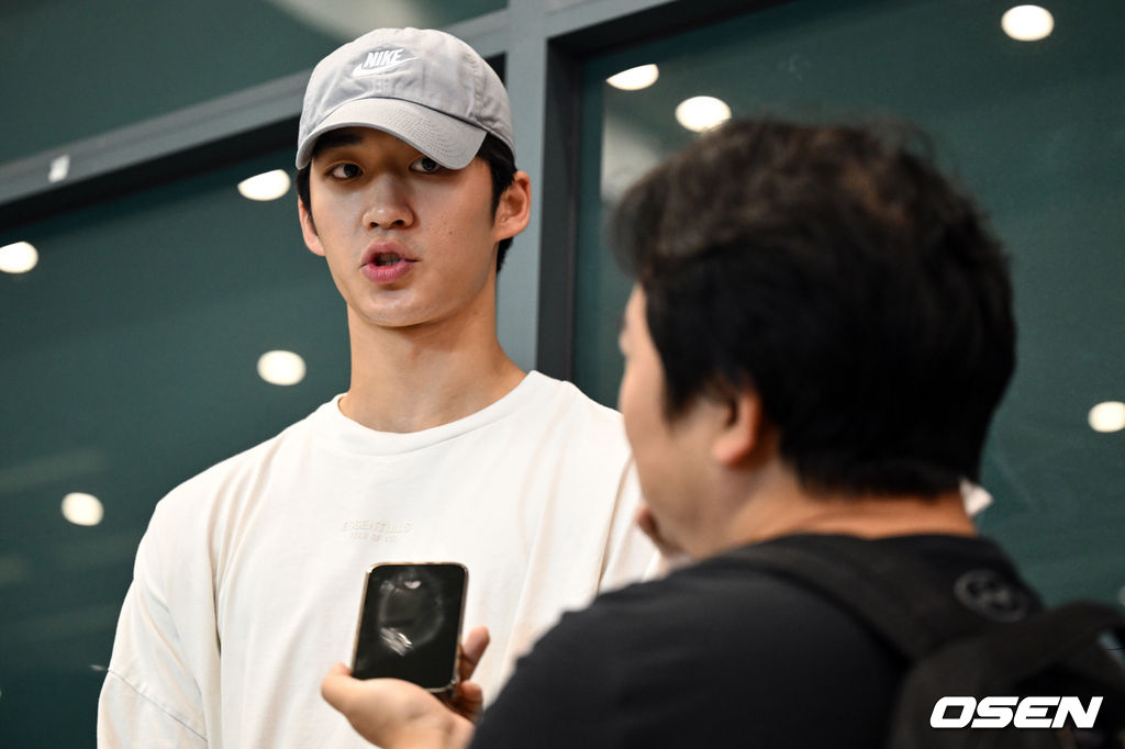 한국 남자 농구 대표팀 이현중, 여준석, 박지훈이 2025 국제농구연맹(FIBA) 아시아컵을 마치고 16일 오후 인천공항을 통해 귀국했다.안준호 감독이 이끄는 한국 남자 농구 대표팀은 지난 14일 (한국시간) 사우디아라비아 제다의 킹 압둘라 스포츠 시티에서 열린 2025년 국제농구연맹(FIFA) 아시아컵 8강전에서 중국에 71-79로 패하며 4강 진출에 실패했다.대표팀 여준석이 취재진과 인터뷰를 하고 있다. 2025.08.16 /cej@osen.co.kr
