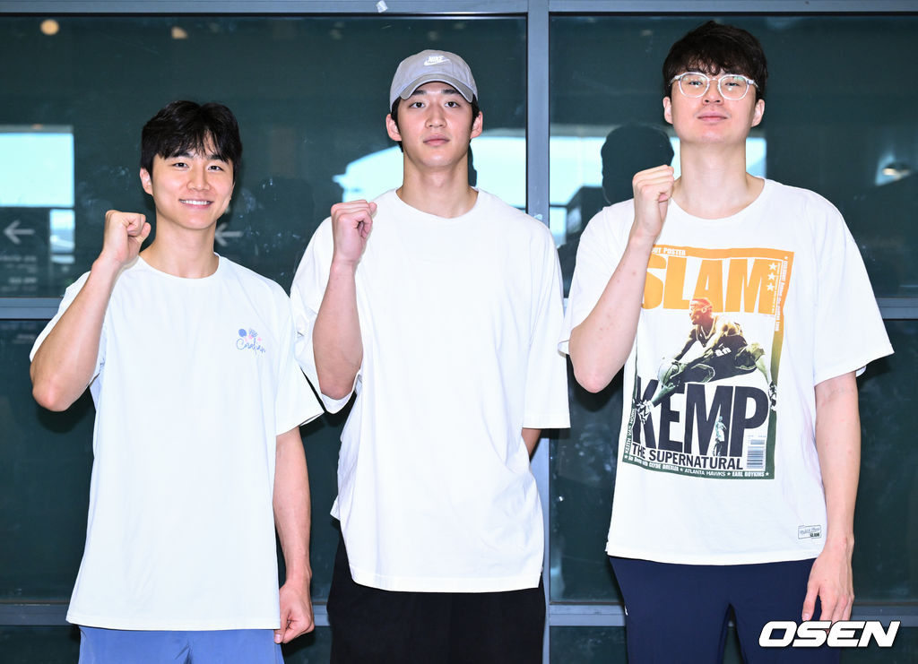 한국 남자 농구 대표팀 이현중, 여준석, 박지훈이 2025 국제농구연맹(FIBA) 아시아컵을 마치고 16일 인천공항을 통해 귀국했다.안준호 감독이 이끄는 한국 남자 농구 대표팀은 지난 14일 (한국시간) 사우디아라비아 제다의 킹 압둘라 스포츠 시티에서 열린 2025년 국제농구연맹(FIFA) 아시아컵 8강전에서 중국에 71-79로 패하며 4강 진출에 실패했다.농구 대표팀 박지훈, 여준석, 이현중이 입국장을 나선뒤 포즈를 취하고 있다. 2025.08.16 /cej@osen.co.kr