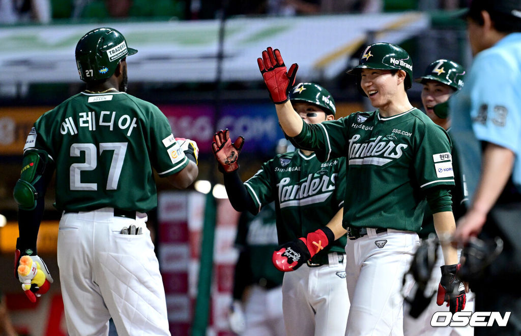 16일 인천 SSG랜더스필드에서 ‘2025 신한 SOL Bank KBO리그’ SSG 랜더스와 LG 트윈스의 경기가 열렸다.홈팀 SSG는 김건우, 방문팀 LG는 송승기를 선발로 내세웠다.5회말 무사 만루 상황 SSG 에레디아가 역전 중월 만루홈런을 치고 홈을 밟으며 선행주자들과 기뻐하고 있다. 2025.08.16 / dreamer@osen.co.kr