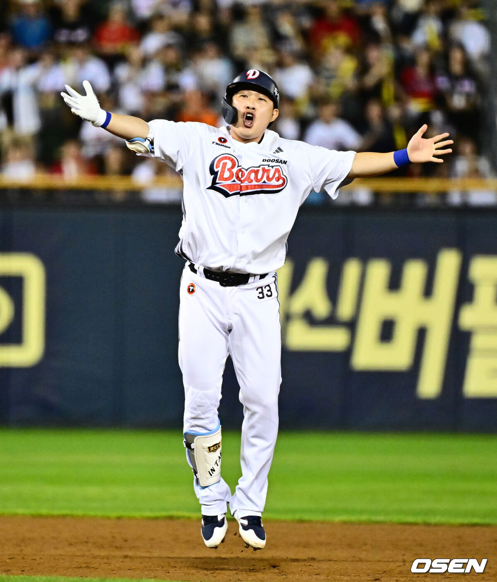 9회초 역전을 헌납한 두산이 9회말 김인태의 대타 끝내기를 앞세워 연이틀 호랑이를 울렸다.프로야구 두산 베어스는 16일 서울 잠실구장에서 열린 2025 신한 SOL뱅크 KBO리그 KIA 타이거즈와의 시즌 14차전에서 4-3 역전 끝내기승리를 거뒀다.9위 두산은 7월 20일 인천 SSG 랜더스전 이후 27일 만에 3연승을 달리며 주말 위닝시리즈를 조기 확보했다. 시즌 48승 5무 59패. 반면 3연승 뒤 2연패에 빠진 5위 KIA는 53승 4무 52패가 됐다. 9회말 1사 만루에서 두산 김인태가 끝내기 적시 2루타를 날리며 기뻐하고 있다. 2025.08.16. / jpnews@osen.co.kr