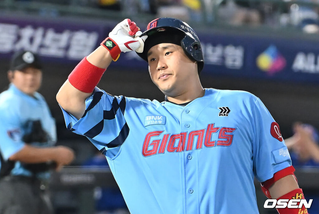 16일 부산 사직야구장에서 2025 신한 SOL 뱅크 KBO 리그 롯데 자이언츠와 삼성 라이온즈의 경기가 열렸다. 홈팀 롯데는 박세웅이, 방문팀 삼성은 최원태가 선발 출전했다.롯데 자이언츠 유강남이 4회말 2사 1,2루 잘 맞은 타구가 좌익수 플라이로 잡히자 아쉬워하고 있다. 2025.08.16 / foto0307@osen.co.kr