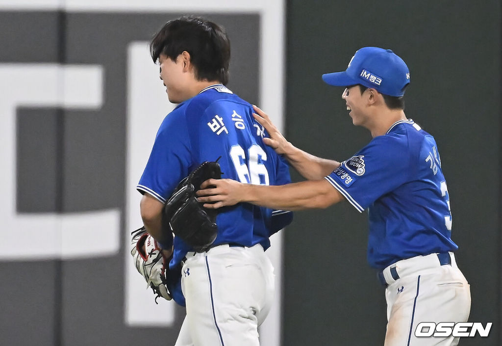 16일 부산 사직야구장에서 2025 신한 SOL 뱅크 KBO 리그 롯데 자이언츠와 삼성 라이온즈의 경기가 열렸다. 홈팀 롯데는 박세웅이, 방문팀 삼성은 최원태가 선발 출전했다.삼성 라이온즈 박승규가 8회말 1사 롯데 자이언츠 윤동희의 안타성 타구를 잡고 김성윤의 축하를 받고 있다. 2025.08.16 / foto0307@osen.co.kr