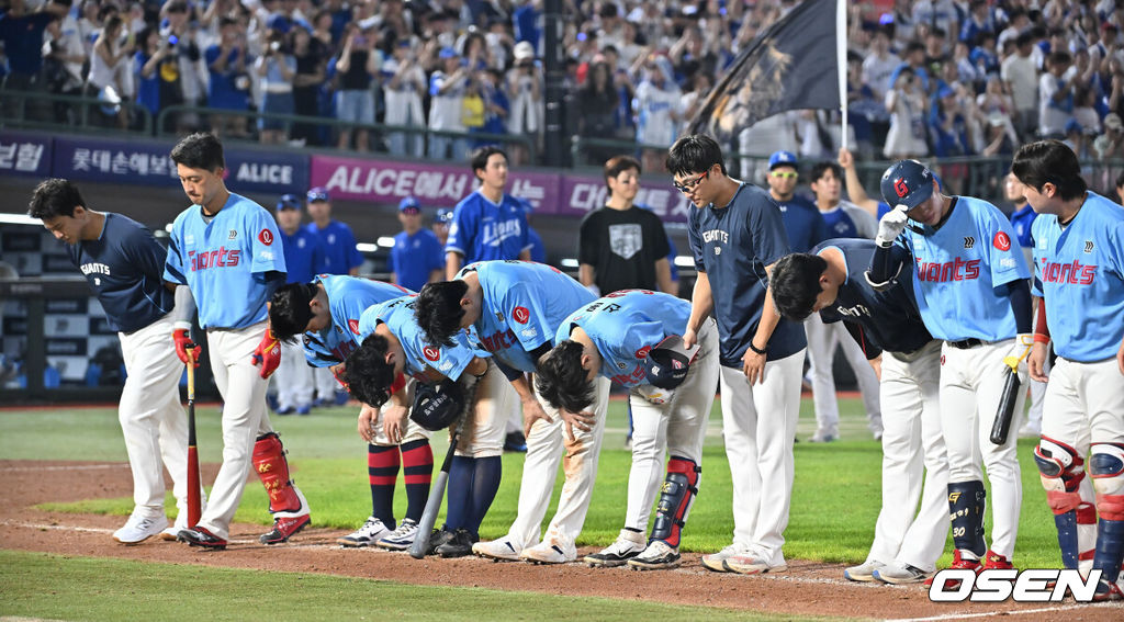 16일 부산 사직야구장에서 2025 신한 SOL 뱅크 KBO 리그 롯데 자이언츠와 삼성 라이온즈의 경기가 열렸다. 홈팀 롯데는 박세웅이, 방문팀 삼성은 최원태가 선발 출전했다.8연패에 빠진 롯데 자이언츠 선수들이 어두운 표정으로 팬들에게 인사를 하고 있다. 2025.08.16 / foto0307@osen.co.kr