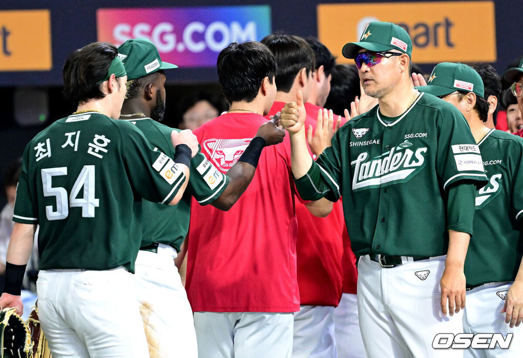 만루 홈런을 주고받는 난타전이었다. 프로야구 SSG 랜더스가 LG 트윈스를 꺾고 3위를 노린다. SSG는 이날 승리로 3위 롯데 자이언츠에 0.5경기 차이로 바짝 따라붙었다. LG SSG는 16일 인천 SSG랜더스필드에서 열린 2025 KBO리그 LG SSG와 경기에서 타격전 끝에 10-7로 승리했다. 에레디아가 만루 홈런을 터뜨렸고, 대타 최지훈이 결승타를 때렸다. 경기를 마치고 승리한 SSG 이숭용 감독과 에레디아-최지훈이 인사를 나누고 있다. 2025.08.16 / dreamer@osen.co.kr