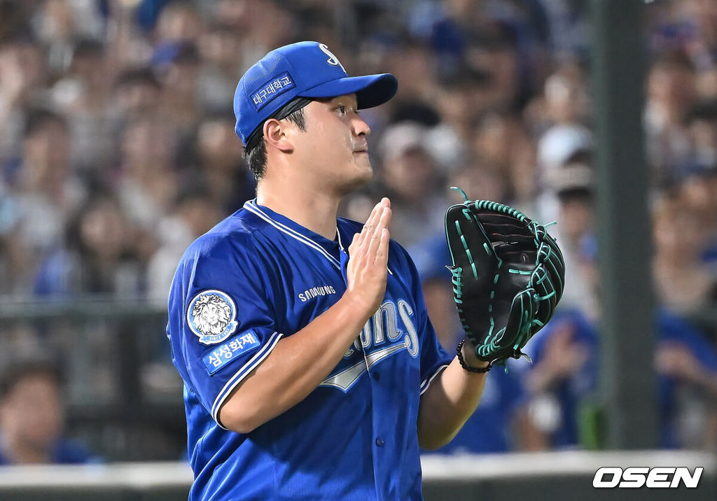 16일 부산 사직야구장에서 2025 신한 SOL 뱅크 KBO 리그 롯데 자이언츠와 삼성 라이온즈의 경기가 열렸다. 홈팀 롯데는 박세웅이, 방문팀 삼성은 최원태가 선발 출전했다.삼성 라이온즈 최원태가 5회말 2사 1,3루 롯데 자이언츠 윤동희를 3루 땅볼로 잡고 박수를 치고 있다. 2025.08.16 / foto0307@osen.co.kr