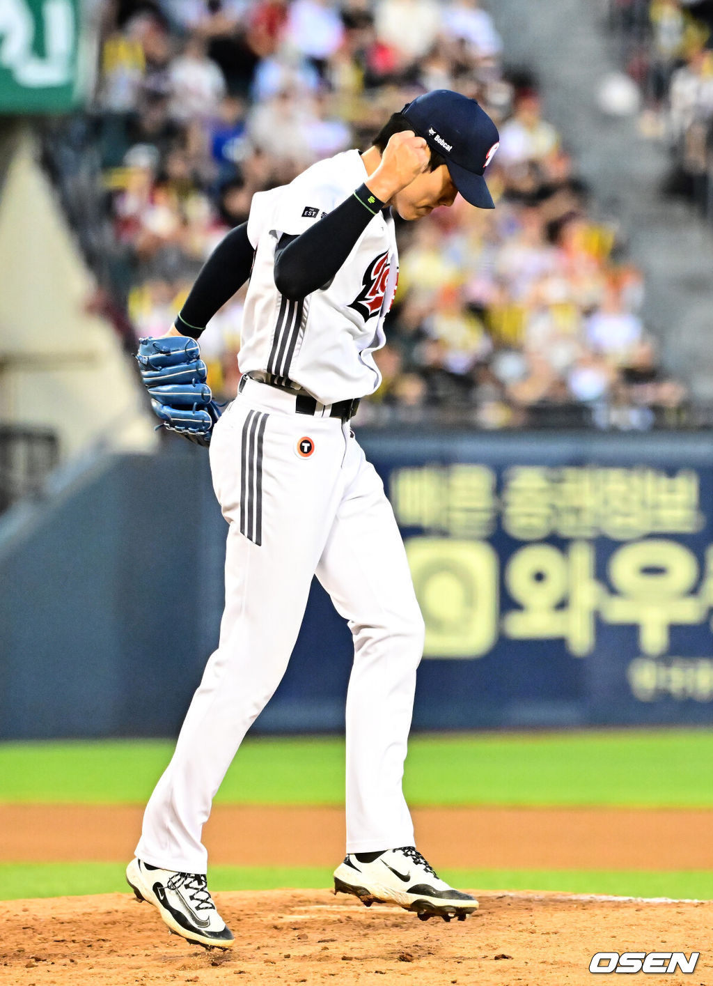 16일 서울 잠실구장에서 ‘2025 신한 SOL Bank KBO리그’ 두산 베어스와 KIA 타이거즈의 경기가 열렸다.두산은 최승용, KIA는 이의리를 선발로 내세웠다.6회초 2사에서 두산 윤태호가 KIA 김호령을 삼진 처리하며 주먹을 움켜쥐고 있다. 2025.08.16. / jpnews@osen.co.kr