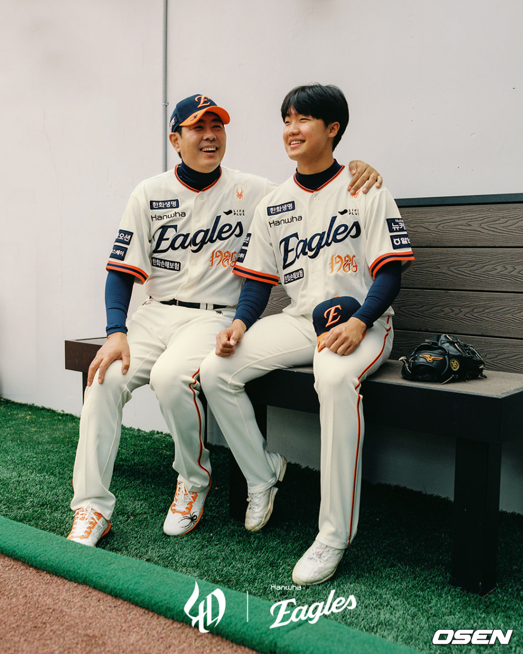 한화 창단 40주년 레거시 유니폼 화보를 함께 촬영한 정민철 해설위원과 정우주. /한화 이글스 제공