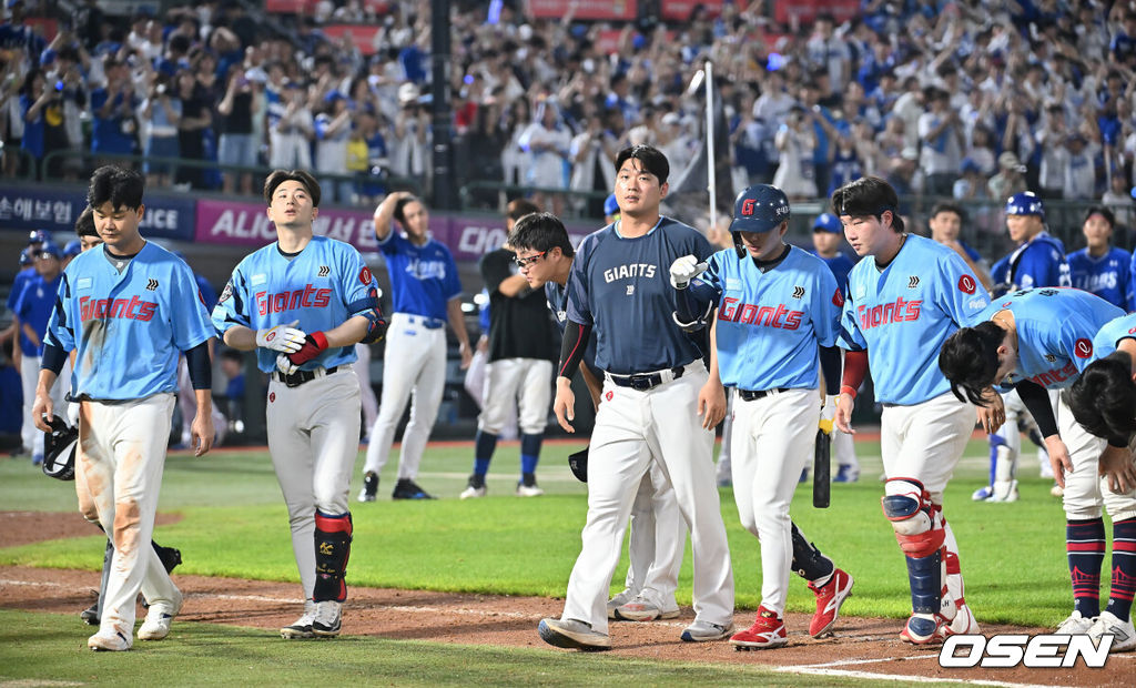 16일 부산 사직야구장에서 2025 신한 SOL 뱅크 KBO 리그 롯데 자이언츠와 삼성 라이온즈의 경기가 열렸다. 홈팀 롯데는 박세웅이, 방문팀 삼성은 최원태가 선발 출전했다.8연패에 빠진 롯데 자이언츠 선수들이 어두운 표정으로 팬들에게 인사를 하고 있다. 2025.08.16 / foto0307@osen.co.kr