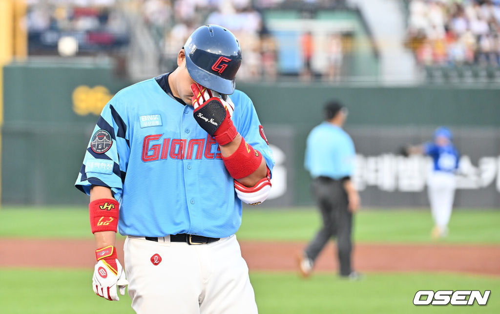 16일 부산 사직야구장에서 2025 신한 SOL 뱅크 KBO 리그 롯데 자이언츠와 삼성 라이온즈의 경기가 열렸다. 홈팀 롯데는 박세웅이, 방문팀 삼성은 최원태가 선발 출전했다.롯데 자이언츠 유강남이 2회말 1사 2루 잘맞은 타구가 좌익수 플라이로 잡히자 아쉬워하고 있다. 2025.08.16 / foto0307@osen.co.kr