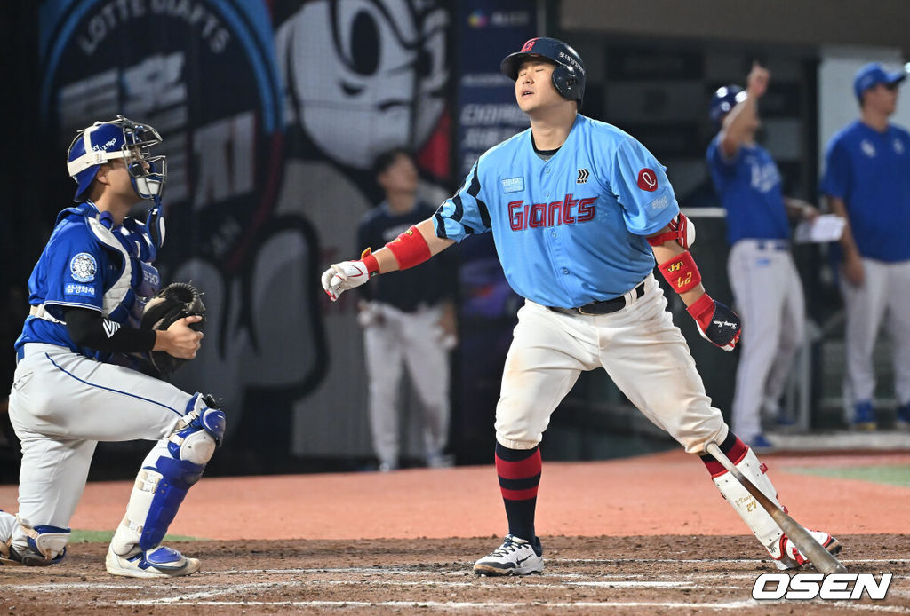 16일 부산 사직야구장에서 2025 신한 SOL 뱅크 KBO 리그 롯데 자이언츠와 삼성 라이온즈의 경기가 열렸다. 홈팀 롯데는 박세웅이, 방문팀 삼성은 최원태가 선발 출전했다.롯데 자이언츠 유강남이 8회말 2사 1,2루 중견수 플라이볼을 치고 아쉬워하고 있다. 2025.08.16 / foto0307@osen.co.kr
