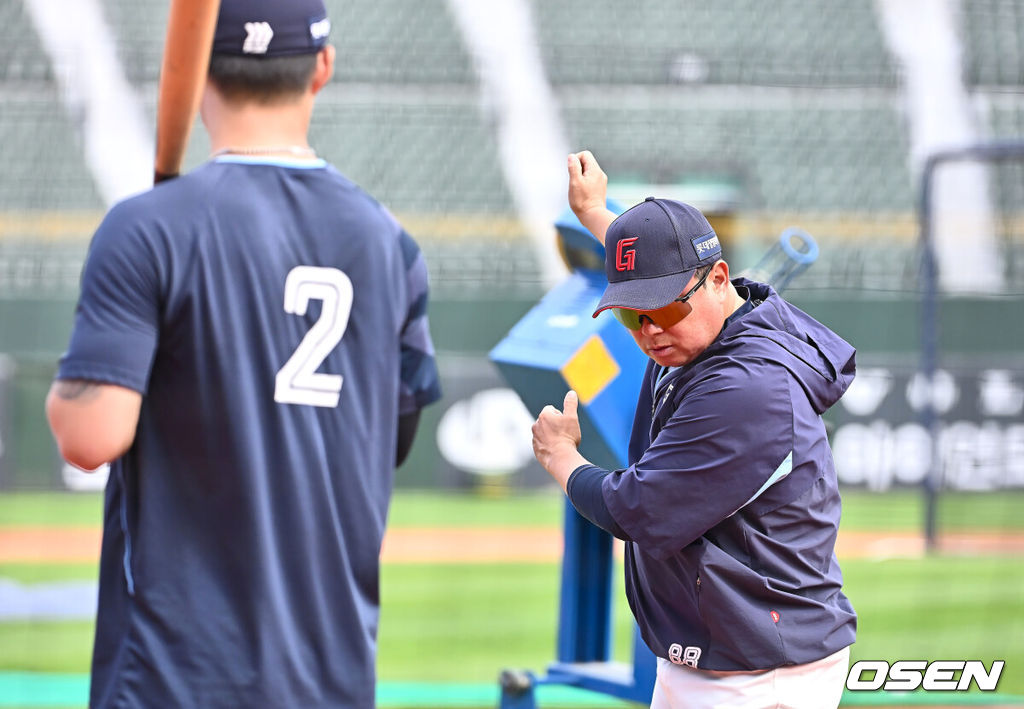 20일 부산 사직야구장에서 2025 신한 SOL 뱅크 KBO 리그 롯데 자이언츠와 LG 트윈스의 경기가 열렸다. 홈팀 롯데는 윤성빈, 방문팀 LG는 송승기가 선발 출전했다.롯데 자이언츠 김태형 감독이 고승민에게 타격 조언을 하고 있다. 2025.05.20 / foto0307@osen.co.kr