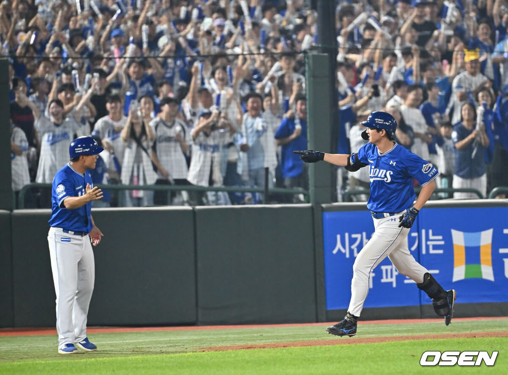 16일 부산 사직야구장에서 2025 신한 SOL 뱅크 KBO 리그 롯데 자이언츠와 삼성 라이온즈의 경기가 열렸다. 홈팀 롯데는 박세웅이, 방문팀 삼성은 최원태가 선발 출전했다.삼성 라이온즈 구자욱이 9회초 2사 우월 솔로 홈런을 치고 기뻐하고 있다. 2025.08.16 / foto0307@osen.co.kr