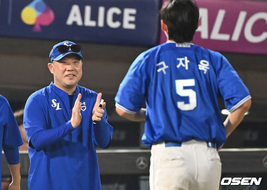 16일 부산 사직야구장에서 2025 신한 SOL 뱅크 KBO 리그 롯데 자이언츠와 삼성 라이온즈의 경기가 열렸다. 홈팀 롯데는 박세웅이, 방문팀 삼성은 최원태가 선발 출전했다.삼성 라이온즈 박진만 감독이 롯데 자이언츠에 4-1로 승리, 구자욱과 기쁨을 나누고 있다. 2025.08.16 / foto0307@osen.co.kr