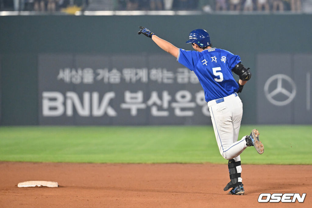 16일 부산 사직야구장에서 2025 신한 SOL 뱅크 KBO 리그 롯데 자이언츠와 삼성 라이온즈의 경기가 열렸다. 홈팀 롯데는 박세웅이, 방문팀 삼성은 최원태가 선발 출전했다.삼성 라이온즈 구자욱이 9회초 2사 우월 솔로 홈런을 치고 기뻐하고 있다. 2025.08.16 / foto0307@osen.co.kr