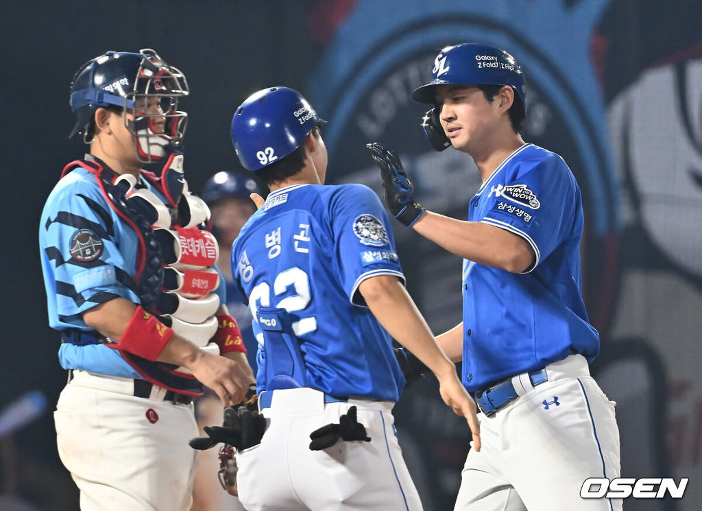 16일 부산 사직야구장에서 2025 신한 SOL 뱅크 KBO 리그 롯데 자이언츠와 삼성 라이온즈의 경기가 열렸다. 홈팀 롯데는 박세웅이, 방문팀 삼성은 최원태가 선발 출전했다.삼성 라이온즈 구자욱이 9회초 2사 우월 솔로 홈런을 치고 기뻐하고 있다. 2025.08.16 / foto0307@osen.co.kr