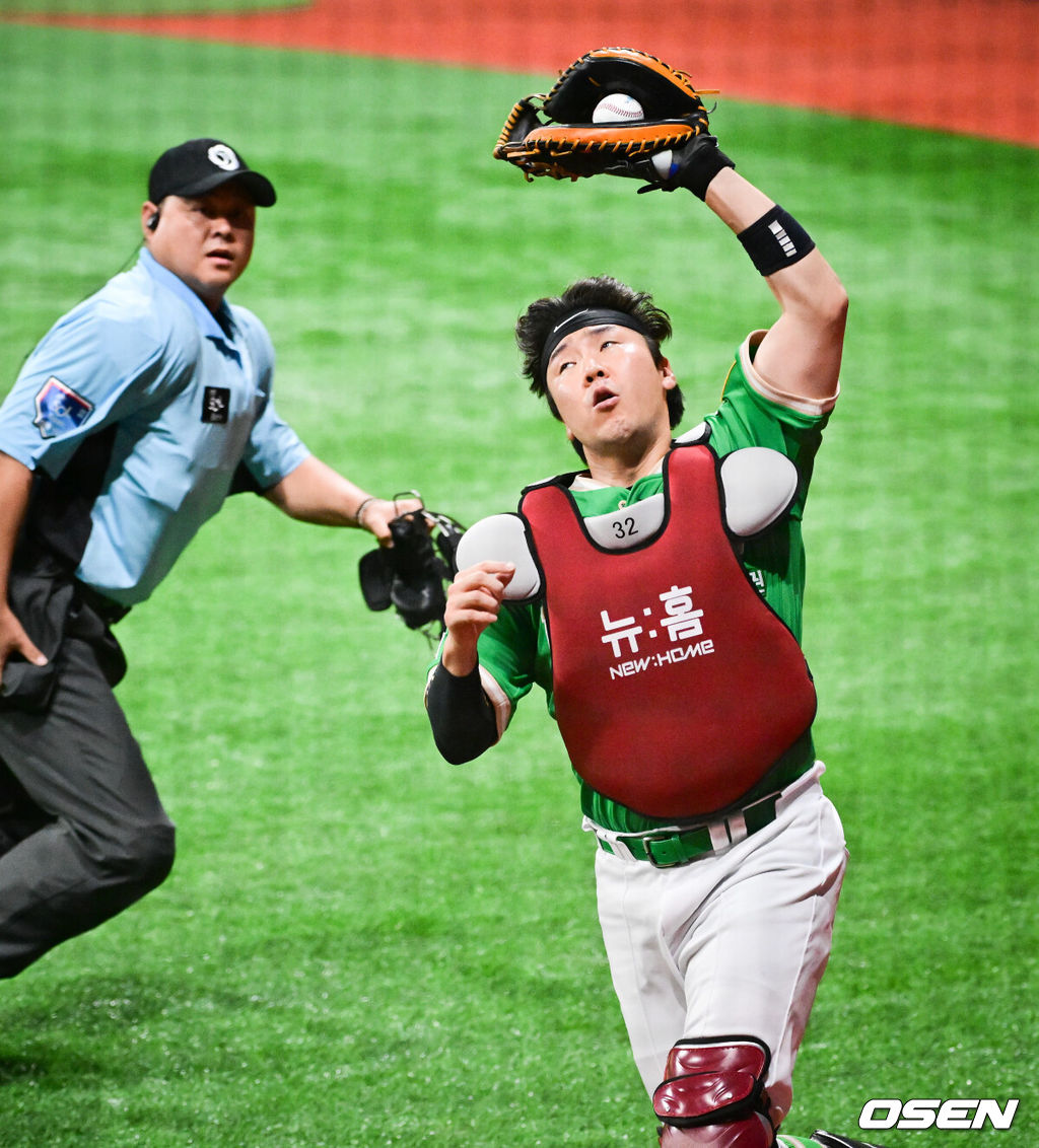 1일 오후 서울 고척스카이돔에서 ‘2025 신한 SOL BANK KBO리그’ 키움 히어로즈와 롯데 자이언츠의 경기가 진행됐다.이날 경기에 키움은 알칸타라를, 롯데는 이민석을 선발투수로 내세웠다.1회초 2사 롯데 손호영의 내야 뜬공때 김재현 포수가 공을 잡아내고 있다. 2025.08.01 / soul1014@osen.co.kr