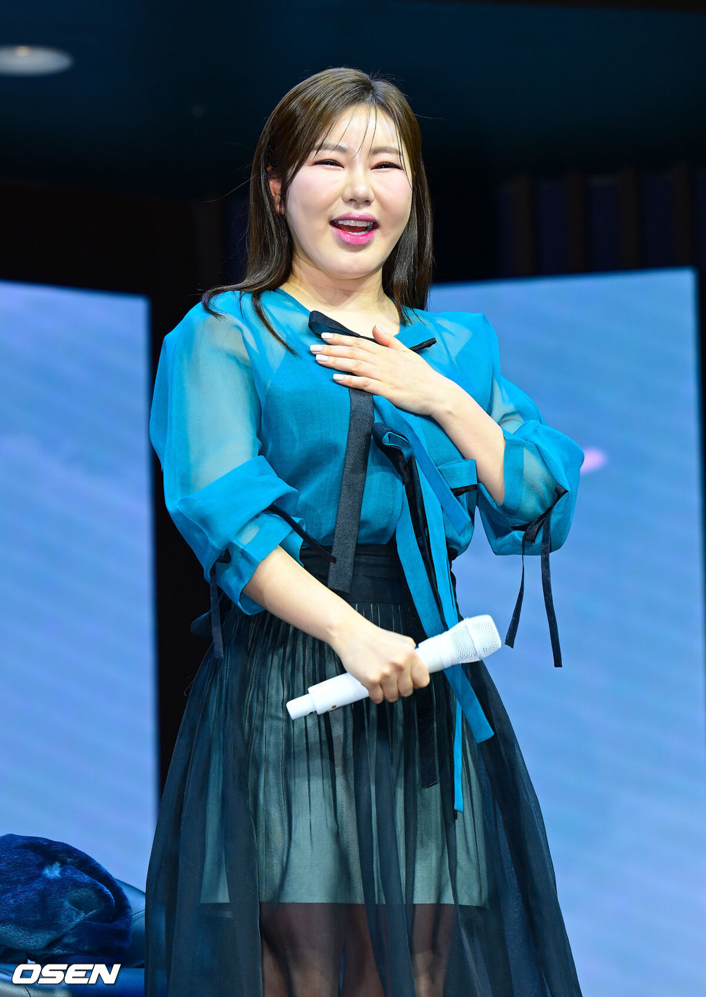 11일 오후 서울 스카이아트홀 가수 송가인의 정규 4집 앨범 발매 기념 쇼케이스 행사가 열렸다. 이번 4집 앨범은 기존 정통 트로트 뿐 아니라 발랃, 모던 가요 등 장르의 곡들로 가득 채웠다. 더블 타이틀곡 '아사달'과 '눈물이 난다'를 비롯해 직접 작사에 참여한 '평생' 등 총 9곡을 담았다.가수 송가인이 미소짓고 있다.  2025.02.11 / ksl0919@osen.co.kr  