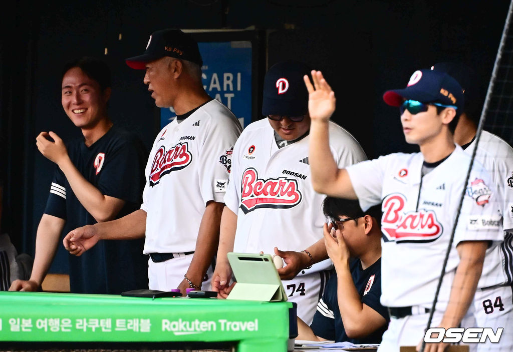 윤태호의 첫 삼진 기념구 챙겨주는 두산 코칭스태프