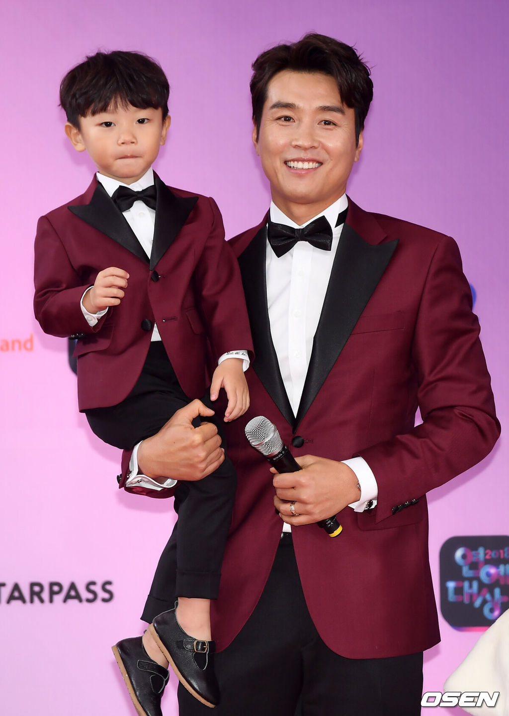 22일 오후 서울 영등포구 여의도 KBS 본관 로비에서 진행된 '2018 KBS 연예대상' 포토월 행사에서 이동국이 시안이와 함께 포토타임을 갖고 있다./ rumi@osen.co.kr