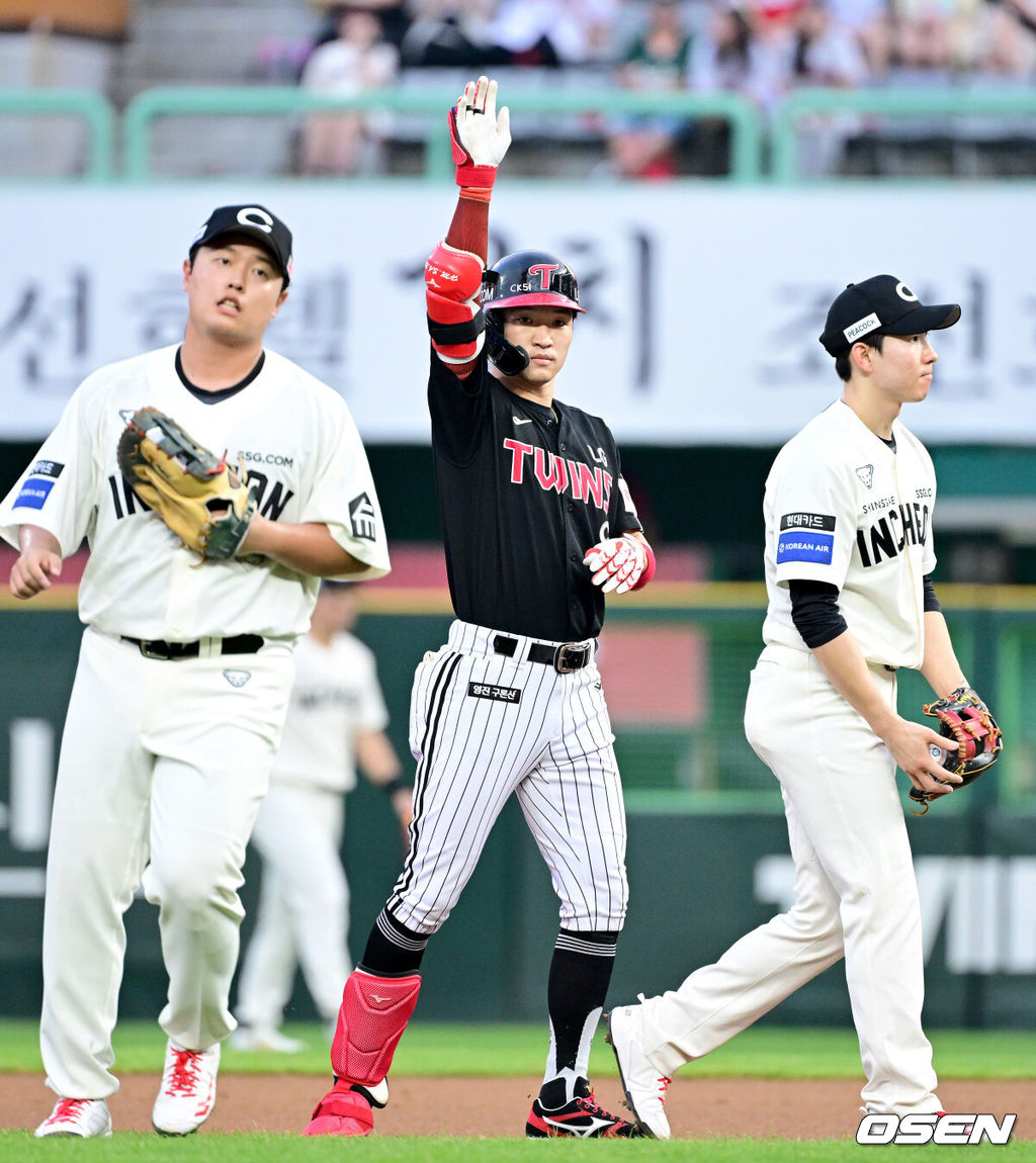 17일 인천 SSG랜더스필드에서 ‘2025 신한 SOL Bank KBO리그’ SSG 랜더스와 LG 트윈스의 경기가 열렸다.홈팀 SSG는 최민준, 방문팀 LG는 임찬규를 선발로 내세웠다.4회초 2사 2루 상황 LG 박해민이 달아나는 1타점 적시타를 날리고 2루까지 뛰다 아웃됐다. 더그아웃을 향해 세리머나를 펼치는 박해민. 2025.08.17 / dreamer@osen.co.kr