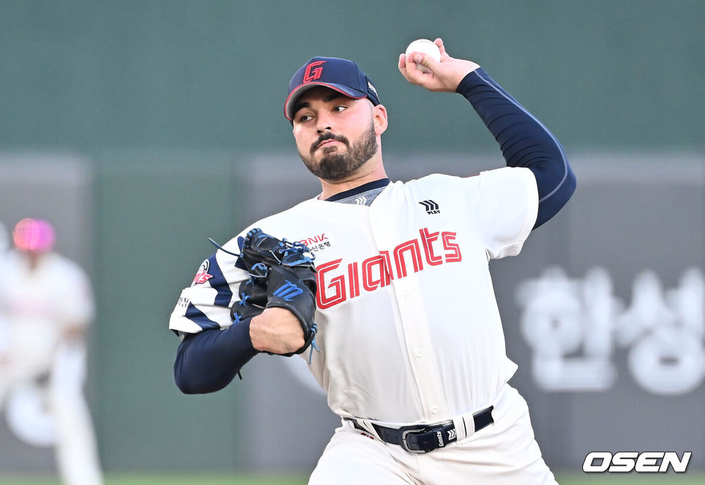 17일 부산 사직야구장에서 2025 신한 SOL 뱅크 KBO 리그 롯데 자이언츠와 삼성 라이온즈의 경기가 열렸다. 홈팀 롯데는 감보아가, 방문팀 삼성은 이승현이 선발 출전했다.롯데 자이언츠 선발 투수 감보아가 역투하고 있다. 2025.08.17 / foto0307@osen.co.kr
