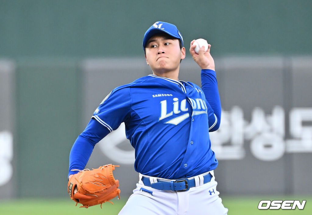 17일 부산 사직야구장에서 2025 신한 SOL 뱅크 KBO 리그 롯데 자이언츠와 삼성 라이온즈의 경기가 열렸다. 홈팀 롯데는 감보아가, 방문팀 삼성은 이승현이 선발 출전했다.삼성 라이온즈 선발 투수 이승현이 역투하고 있다. 2025.08.17 / foto0307@osen.co.kr