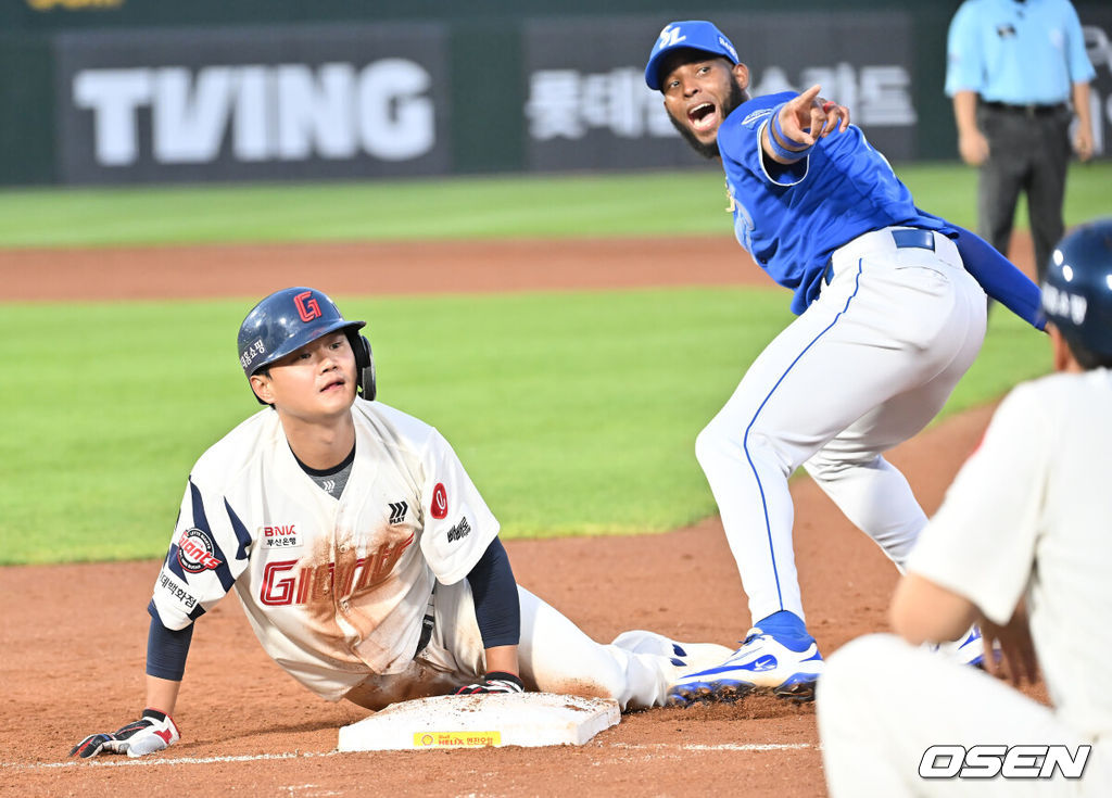 17일 부산 사직야구장에서 2025 신한 SOL 뱅크 KBO 리그 롯데 자이언츠와 삼성 라이온즈의 경기가 열렸다. 홈팀 롯데는 감보아가, 방문팀 삼성은 이승현이 선발 출전했다.롯데 자이언츠 손호영이 4회말 1사 1루 레이예스의 중견수 플라이 아웃때 1루 귀루했으나 아웃되고 있다. 2025.08.17 / foto0307@osen.co.kr