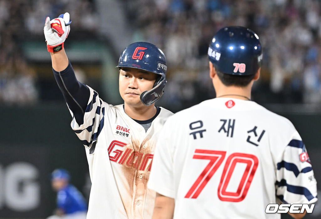 17일 부산 사직야구장에서 2025 신한 SOL 뱅크 KBO 리그 롯데 자이언츠와 삼성 라이온즈의 경기가 열렸다. 홈팀 롯데는 감보아가, 방문팀 삼성은 이승현이 선발 출전했다.롯데 자이언츠 손호영이 6회말 1사 2루 중견수 앞 1타점 안타를 치고 세리머니를 하고 있다. 2025.08.17 / foto0307@osen.co.kr