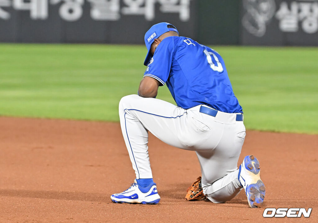 17일 부산 사직야구장에서 2025 신한 SOL 뱅크 KBO 리그 롯데 자이언츠와 삼성 라이온즈의 경기가 열렸다. 홈팀 롯데는 감보아가, 방문팀 삼성은 이승현이 선발 출전했다.삼성 라이온즈 디아즈가 6회말 1사 1,2루 롯데 자이언츠 레이예스의 타구를 놓치고 아쉬워하고 있다. 2025.08.17 / foto0307@osen.co.kr