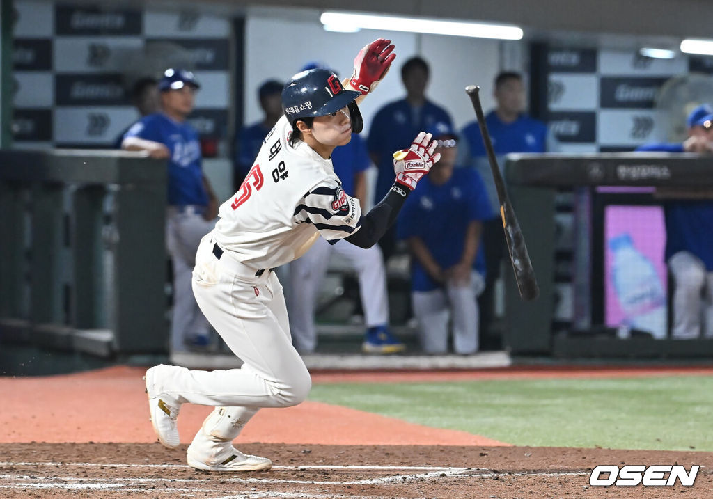 17일 부산 사직야구장에서 2025 신한 SOL 뱅크 KBO 리그 롯데 자이언츠와 삼성 라이온즈의 경기가 열렸다. 홈팀 롯데는 감보아가, 방문팀 삼성은 이승현이 선발 출전했다.롯데 자이언츠 한태양이 7회말 1사 3루 우익수 앞 동점 1타점 안타를 치고 있다. 2025.08.17 / foto0307@osen.co.kr
