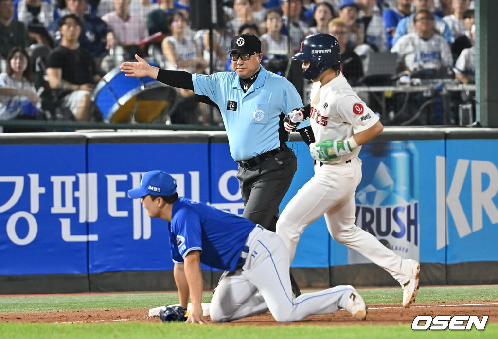 17일 부산 사직야구장에서 2025 신한 SOL 뱅크 KBO 리그 롯데 자이언츠와 삼성 라이온즈의 경기가 열렸다. 홈팀 롯데는 감보아가, 방문팀 삼성은 이승현이 선발 출전했다.롯데 자이언츠 한태양이 7회말 1사 1,2루 손호영의 3루수 오른쪽 내야 안타때 삼성 라이온즈 2루수의 3루 송구 실책으로 득점을 하고 있다. 2025.08.17 / foto0307@osen.co.kr