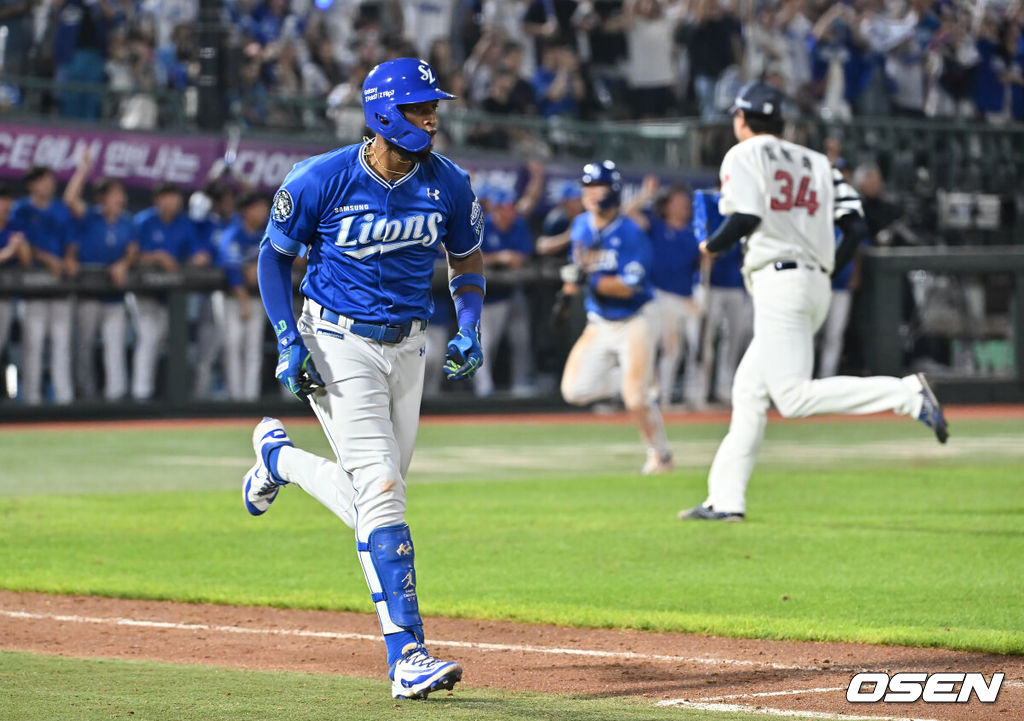 17일 부산 사직야구장에서 2025 신한 SOL 뱅크 KBO 리그 롯데 자이언츠와 삼성 라이온즈의 경기가 열렸다. 홈팀 롯데는 감보아가, 방문팀 삼성은 이승현이 선발 출전했다.삼성 라이온즈 디아즈가 9회초 1사 만루 우익수 앞 1타점 안타를 치고 있다. 2025.08.17 / foto0307@osen.co.kr