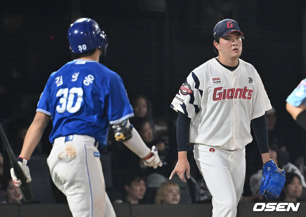 17일 부산 사직야구장에서 2025 신한 SOL 뱅크 KBO 리그 롯데 자이언츠와 삼성 라이온즈의 경기가 열렸다. 홈팀 롯데는 감보아가, 방문팀 삼성은 이승현이 선발 출전했다.롯데 자이언츠 김원중이 9회초 1사 만루 삼성 라이온즈 디아즈에게 우익수 앞 1타점 안타를 맞고 역전을 허용한 후 아쉬워하고 있다. 2025.08.17 / foto0307@osen.co.kr