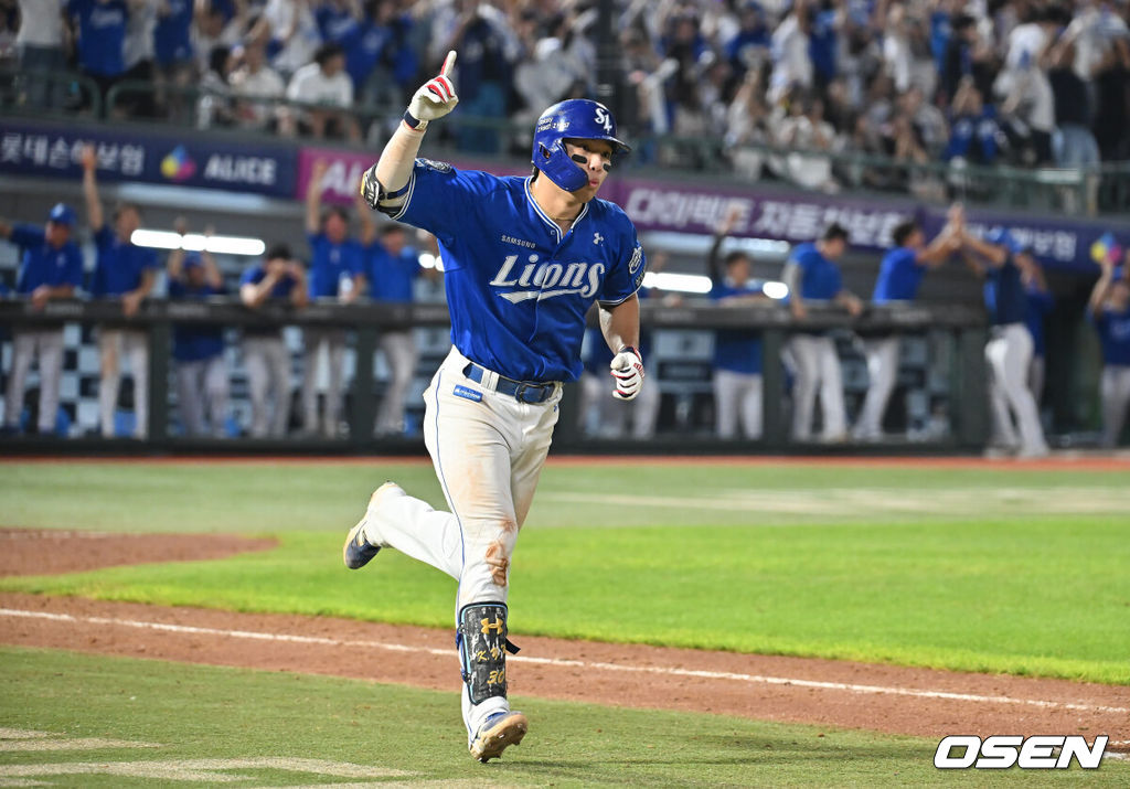 17일 부산 사직야구장에서 2025 신한 SOL 뱅크 KBO 리그 롯데 자이언츠와 삼성 라이온즈의 경기가 열렸다. 홈팀 롯데는 감보아가, 방문팀 삼성은 이승현이 선발 출전했다.삼성 라이온즈 김영웅이 8회초 1사 만루 동점 우월 만루 홈런을 치고 세리머니를 하고 있다. 2025.08.17 / foto0307@osen.co.kr