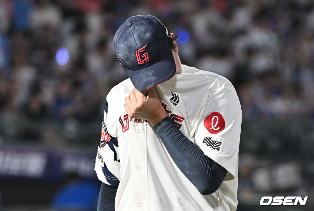 17일 부산 사직야구장에서 2025 신한 SOL 뱅크 KBO 리그 롯데 자이언츠와 삼성 라이온즈의 경기가 열렸다. 홈팀 롯데는 감보아가, 방문팀 삼성은 이승현이 선발 출전했다.롯데 자이언츠 김원중이 8회초 삼성 라이온즈 김영웅에게 동점 만루 홈런을 맞고 아쉬워하고 있다. 2025.08.17 / foto0307@osen.co.kr