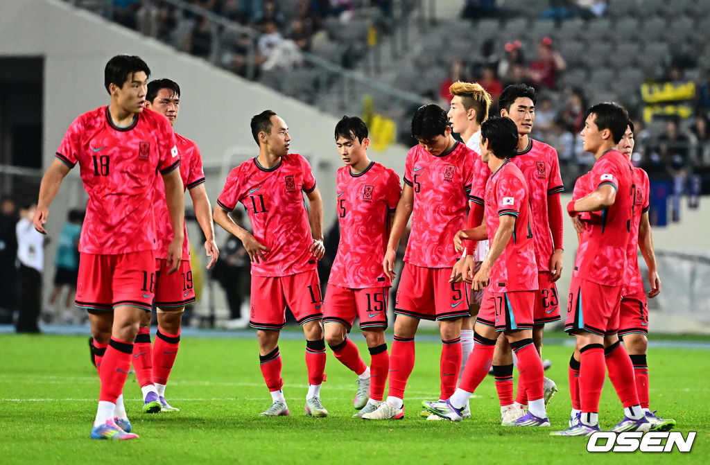 대굴욕이다. 한국축구가 일본에 사상 첫 3연패를 당했다. 홍명보 감독이 이끄는 남자축구대표팀은 15일 오후 7시 24분 용인 미르스타디움에서 개최되는 2025 동아시아축구연맹(EAFF) E-1 챔피언십(동아시안컵) 3차전에서 숙적 일본에게 0-1로 패해 우승컵 탈환에 실패했다. 대회 3승의 일본이 통산 세 번째 우승을 달성했다. 일본은 안방의 한국을 누르고 대회 2연패까지 가져갔다. 한국은 여전히 5회 우승으로 최다우승이지만 2개 대회 연속 일본에 밀렸다. 경기를 마치도 한국 선수들이 패배를 아쉬워하고 있다. 2025.07.15 / jpnews@osen.co.kr