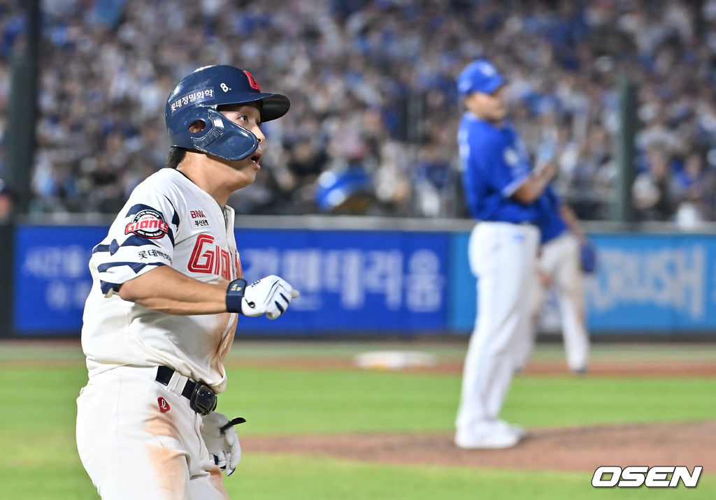 17일 부산 사직야구장에서 2025 신한 SOL 뱅크 KBO 리그 롯데 자이언츠와 삼성 라이온즈의 경기가 열렸다. 홈팀 롯데는 감보아가, 방문팀 삼성은 이승현이 선발 출전했다.롯데 자이언츠 황성빈이 9회말 1사 우월 동점 솔로 홈런을 치고 진루하고 있다. 2025.08.17 / foto0307@osen.co.kr