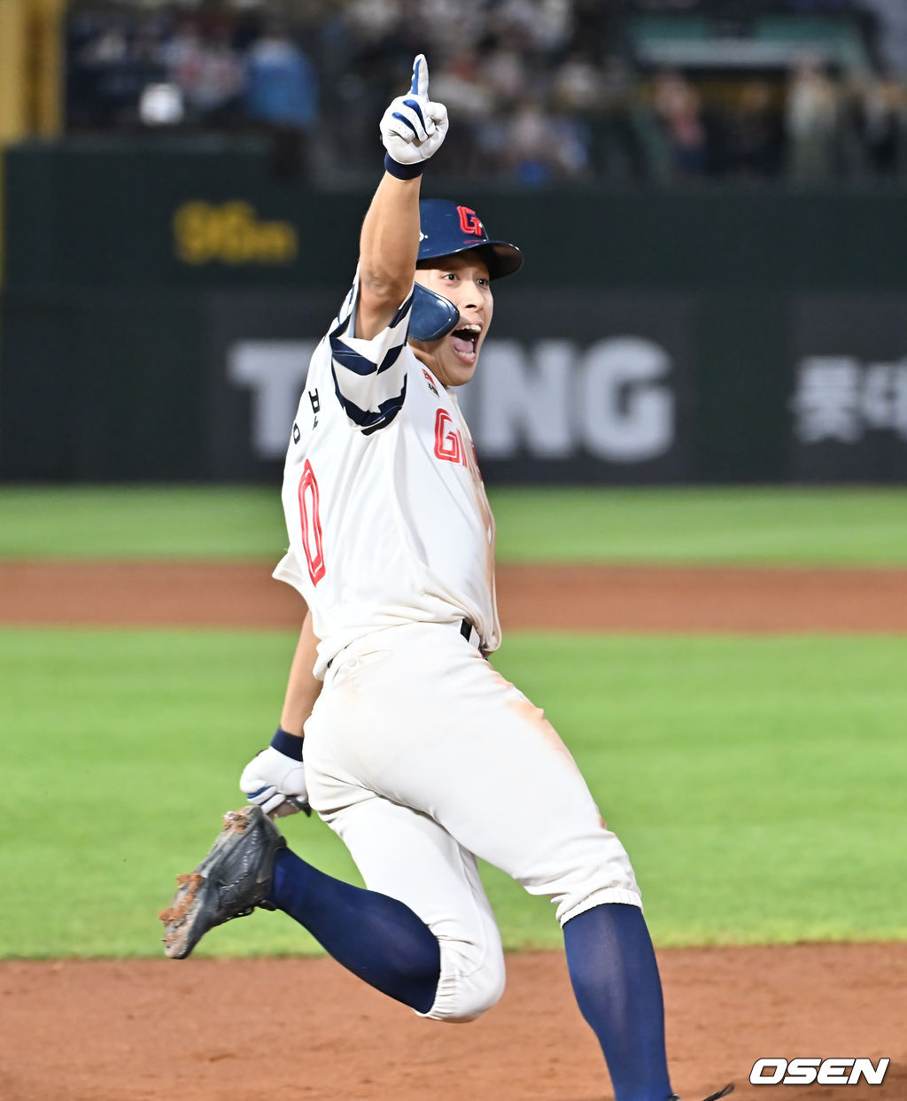 17일 부산 사직야구장에서 2025 신한 SOL 뱅크 KBO 리그 롯데 자이언츠와 삼성 라이온즈의 경기가 열렸다. 홈팀 롯데는 감보아가, 방문팀 삼성은 이승현이 선발 출전했다.롯데 자이언츠 황성빈이 9회말 1사 우월 동점 솔로 홈런을 치고 환호하고 있다. 2025.08.17 / foto0307@osen.co.kr