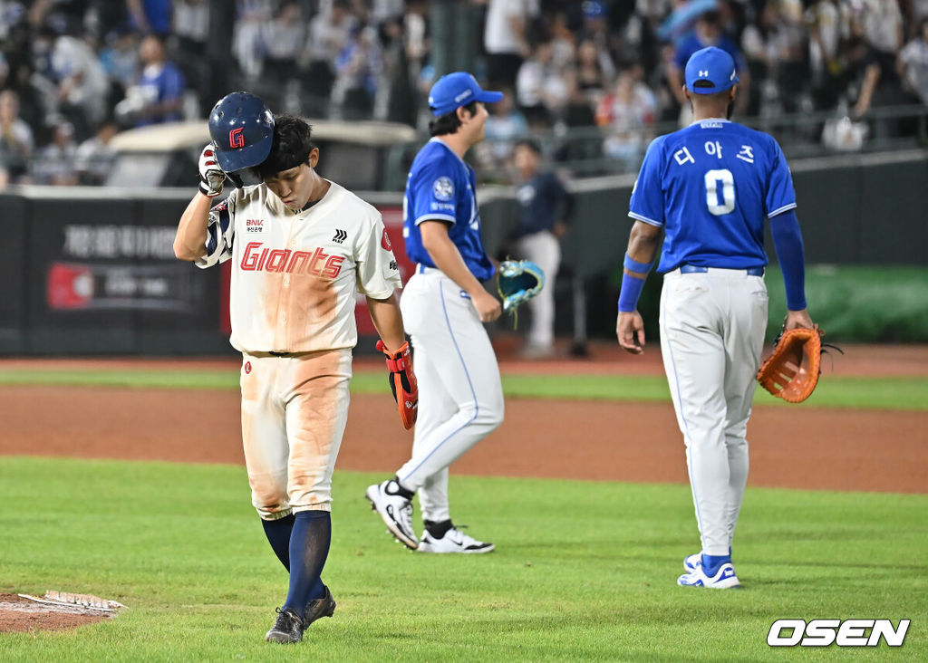 17일 부산 사직야구장에서 2025 신한 SOL 뱅크 KBO 리그 롯데 자이언츠와 삼성 라이온즈의 경기가 열렸다. 홈팀 롯데는 감보아가, 방문팀 삼성은 이승현이 선발 출전했다.롯데 자이언츠 황성빈이 연장 11회말 1사 1,2루 박찬형의 유격수 직선타로 병살 당하고 아쉬워하고 있다. 2025.08.17 / foto0307@osen.co.kr