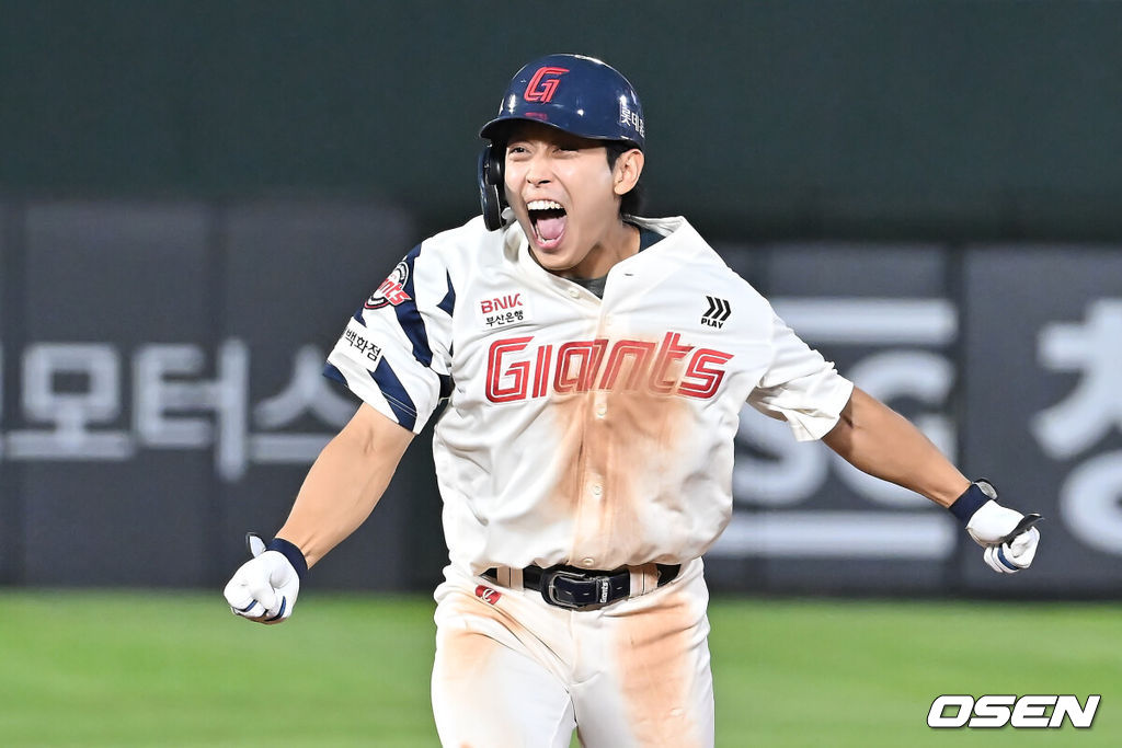17일 부산 사직야구장에서 2025 신한 SOL 뱅크 KBO 리그 롯데 자이언츠와 삼성 라이온즈의 경기가 열렸다. 홈팀 롯데는 감보아가, 방문팀 삼성은 이승현이 선발 출전했다.롯데 자이언츠 황성빈이 9회말 1사 우월 동점 솔로 홈런을 치고 환호하고 있다. 2025.08.17 / foto0307@osen.co.kr