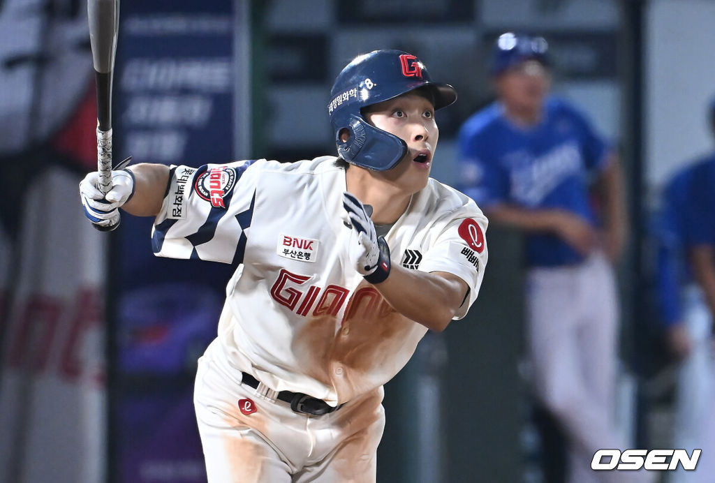 17일 부산 사직야구장에서 2025 신한 SOL 뱅크 KBO 리그 롯데 자이언츠와 삼성 라이온즈의 경기가 열렸다. 홈팀 롯데는 감보아가, 방문팀 삼성은 이승현이 선발 출전했다.롯데 자이언츠 황성빈이 9회말 1사 우월 동점 솔로 홈런을 치고 있다. 2025.08.17 / foto0307@osen.co.kr