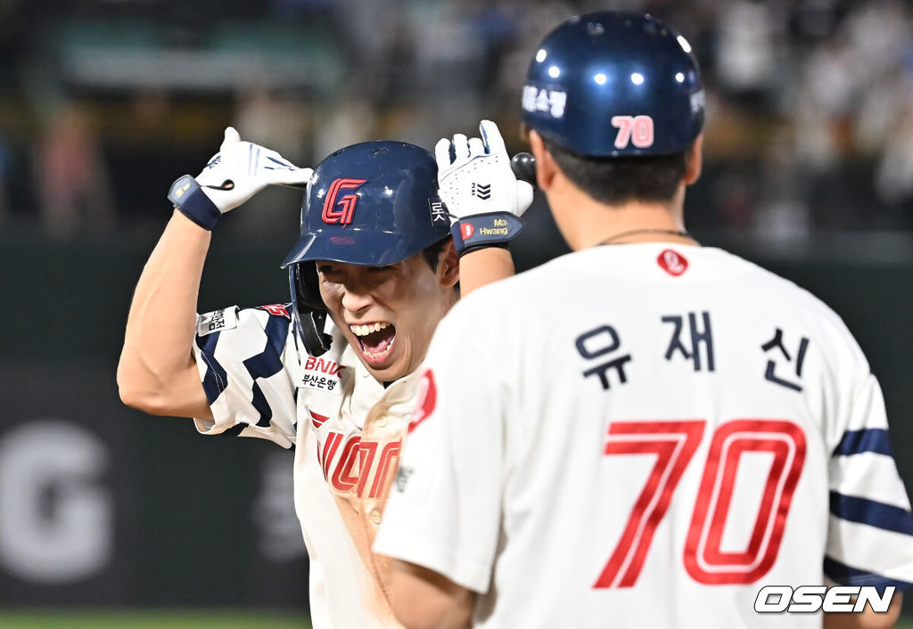 17일 부산 사직야구장에서 2025 신한 SOL 뱅크 KBO 리그 롯데 자이언츠와 삼성 라이온즈의 경기가 열렸다. 홈팀 롯데는 감보아가, 방문팀 삼성은 이승현이 선발 출전했다.롯데 자이언츠 황성빈이 연장 11회말 1사 중견수 앞 안타를 치고 환호하고 있다. 2025.08.17 / foto0307@osen.co.kr