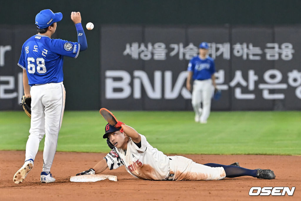 17일 부산 사직야구장에서 2025 신한 SOL 뱅크 KBO 리그 롯데 자이언츠와 삼성 라이온즈의 경기가 열렸다. 홈팀 롯데는 감보아가, 방문팀 삼성은 이승현이 선발 출전했다.롯데 자이언츠 황성빈이 연장 11회말 1사 윤동희 타석때 2루 도루 성공하고 있다. 2025.08.17 / foto0307@osen.co.kr