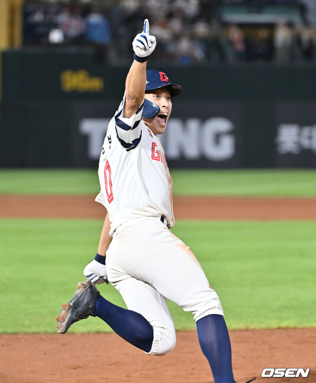 17일 부산 사직야구장에서 2025 신한 SOL 뱅크 KBO 리그 롯데 자이언츠와 삼성 라이온즈의 경기가 열렸다. 홈팀 롯데는 감보아가, 방문팀 삼성은 이승현이 선발 출전했다.롯데 자이언츠 황성빈이 9회말 1사 우월 동점 솔로 홈런을 치고 환호하고 있다. 2025.08.17 / foto0307@osen.co.kr