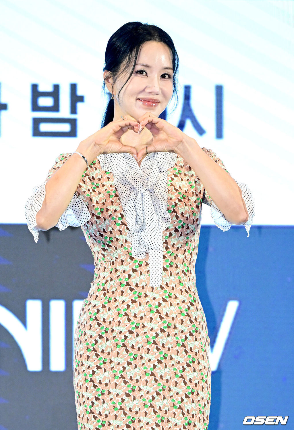 12일 오후 서울 신도림동 더 세인트에서 GENIE TV 오리지널 드라마 ‘금쪽같은 내 스타’ 제작발표회가 열렸다.‘금쪽같은 내 스타’는 대한민국 최고의 톱스타가 하루아침에 평범한 중년 여성이 된 후 펼쳐지는 눈물 콧물 휘날리는 세월 순삭 로맨틱 코미디다.배우 엄정화가 포토타임을 하고 있다. 2025.08.12 / draemer@osen.co.kr