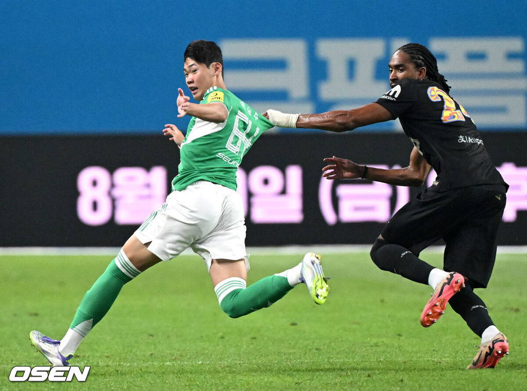 3일 오후 서울월드컵경기장에서 쿠팡플레이 시리즈 2025 2경기, 토트넘 홋스퍼 FC와 뉴캐슬 유나이티드 FC의 프리시즌 친선경기가 열렸다.토트넘 손흥민의 고별전이자 양민혁과 뉴캐슬 박승수의 맞대결로 주목받는 이번 경기는 단순한 프리시즌 친선경기가 아닌, 전설의 마지막, 신예의 등장 교차점이라는 특별한 의미가 더해진다.후반 뉴캐슬 유나이티드 박승수가 토트넘 홋스퍼 제드 스펜스와 몸싸움을 하고 있다. 2025.08.03 /sunday@osen.co.kr