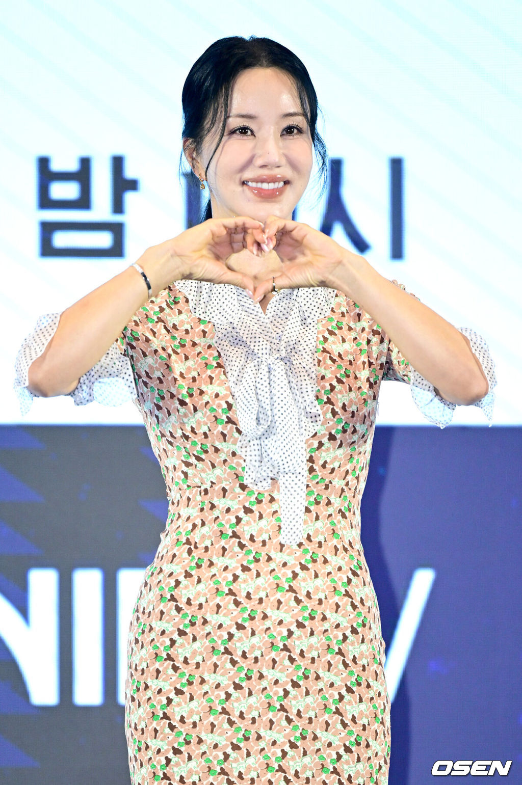 12일 오후 서울 신도림동 더 세인트에서 GENIE TV 오리지널 드라마 ‘금쪽같은 내 스타’ 제작발표회가 열렸다.‘금쪽같은 내 스타’는 대한민국 최고의 톱스타가 하루아침에 평범한 중년 여성이 된 후 펼쳐지는 눈물 콧물 휘날리는 세월 순삭 로맨틱 코미디다.배우 엄정화가 포토타임을 하고 있다. 2025.08.12 / draemer@osen.co.kr
