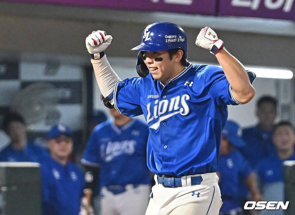 17일 부산 사직야구장에서 2025 신한 SOL 뱅크 KBO 리그 롯데 자이언츠와 삼성 라이온즈의 경기가 열렸다. 홈팀 롯데는 감보아가, 방문팀 삼성은 이승현이 선발 출전했다.삼성 라이온즈 김영웅이 8회초 1사 만루 동점 우월 만루 홈런을 치고 환호하고 있다. 2025.08.17 / foto0307@osen.co.kr
