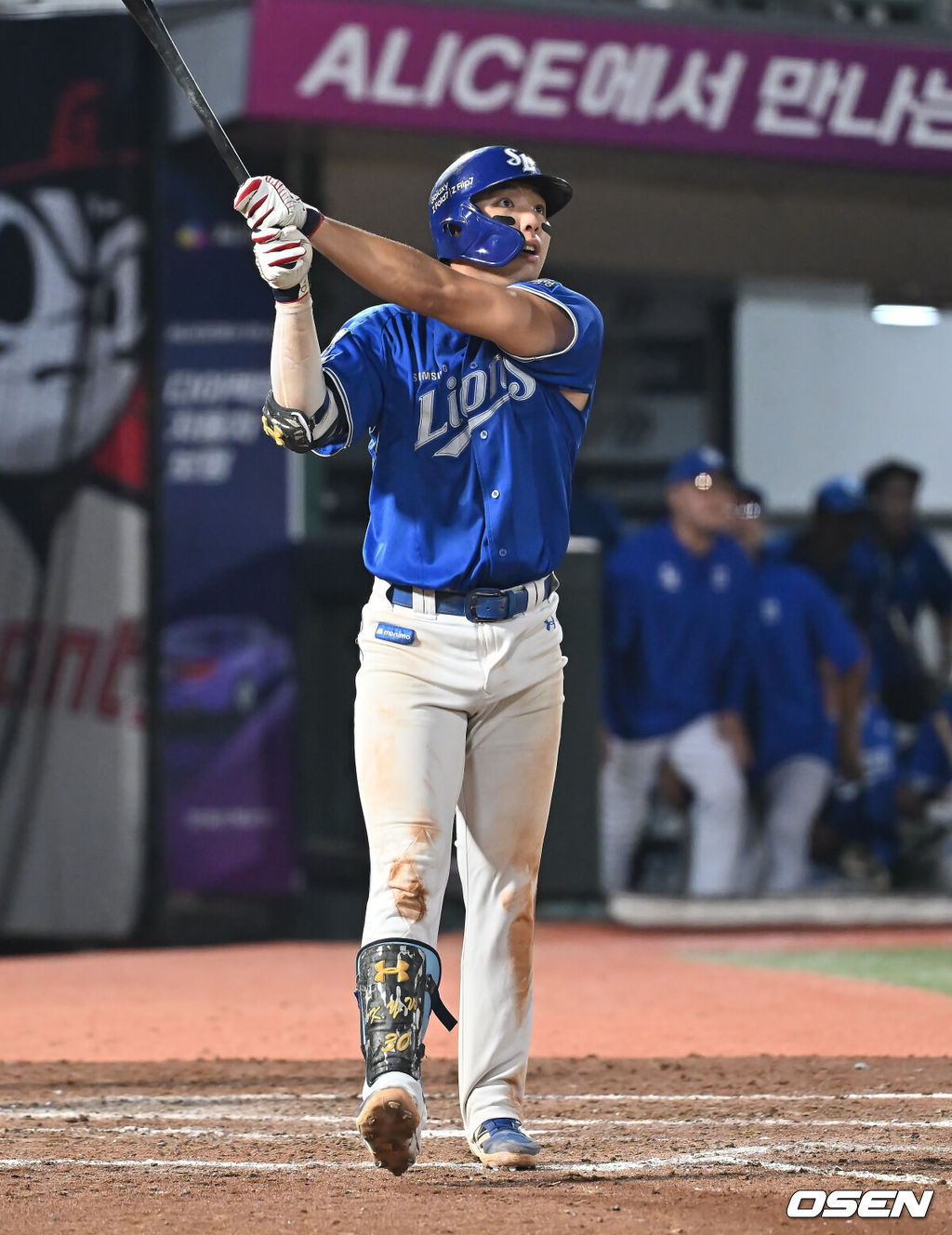 17일 부산 사직야구장에서 2025 신한 SOL 뱅크 KBO 리그 롯데 자이언츠와 삼성 라이온즈의 경기가 열렸다. 홈팀 롯데는 감보아가, 방문팀 삼성은 이승현이 선발 출전했다.삼성 라이온즈 김영웅이 8회초 1사 만루 동점 우월 만루 홈런을 치고 있다. 2025.08.17 / foto0307@osen.co.kr
